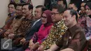 Wapres Jusuf Kalla dan sejumlah Menteri Kabinet Kerja saat menghadiri penerimaan penghargaan 'The Order of Rising Sun, Gold and Silver Star' untuk pengusaha Sofjan Wanandi di Kedubes Jepang, Jakarta, Selasa (1/12). (Liputan6.com/Angga Yuniar)