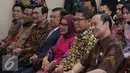 Wapres Jusuf Kalla dan sejumlah Menteri Kabinet Kerja saat menghadiri penerimaan penghargaan 'The Order of Rising Sun, Gold and Silver Star' untuk pengusaha Sofjan Wanandi di Kedubes Jepang, Jakarta, Selasa (1/12). (Liputan6.com/Angga Yuniar)
