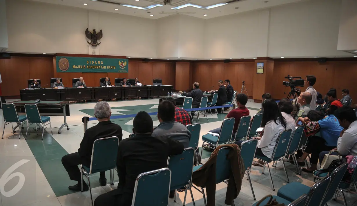 Suasana persidangan Hakim tinggi pada Pengadilan Tinggi (PT) Jambi, Pangeran Napitupulu dalam Majelis Kehormatan Hakim (MKH) , Jakarta, Rabu (4/1). (Liputan6.com/Faizal Fanani)