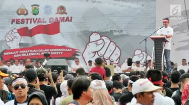 Gubernur DKI Jakarta Anies Baswedan memberi sambutan dalam Festival Damai Millenial Road Safety di kawasan Monas, Jakarta, Minggu (23/6/2019). Festival ini untuk menyosialisasikan disiplin berlalu lintas serta merajut persatuan dan kesatuan, khususnya generasi milienial. (merdeka.com/Iqbal Nugroho)