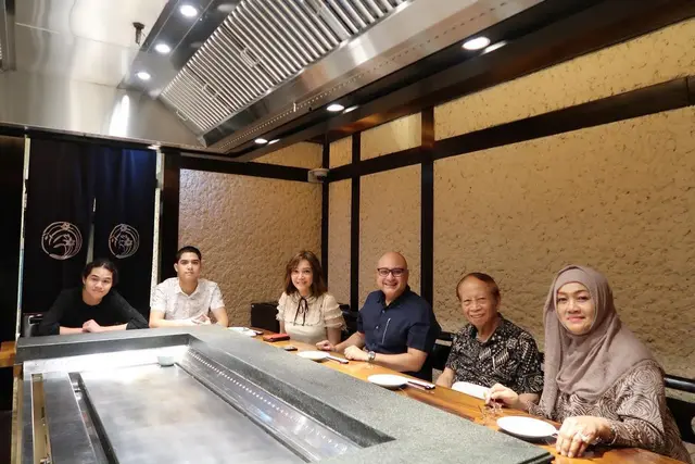 7 Potret momen kedekatan Irwan Mussry dengan orang tua Maia Estianty, menantu idaman mertua