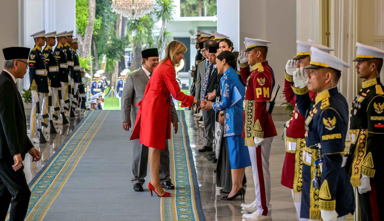Rangkaian kegiatan Ratu Maxima di Indonesia juga diharapkan mampu memberikan dukungan pada program pemerintah, dalam mengembangkan layanan keuangan yang aman dan berdampak positif bagi kesejahteraan masyarakat. Tampak dalam foto, Presiden Republik Indonesia Prabowo Subianto (kanan) bersama Ratu Maxima dari Belanda (tengah), dalam kapasitasnya sebagai Advokat Khusus Sekretaris Jenderal PBB untuk Kesehatan Keuangan (UNSGSA), sesaat sebelum memasuki Istana Merdeka di Jakarta pada Kamis 27 November 2025. (BAY ISMOYO/AFP)