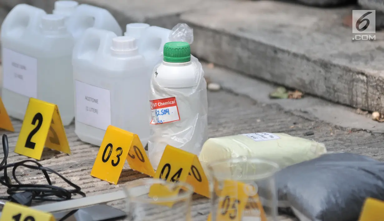 Barang bukti yang ditemukan di rumah terduga teroris di Jalan Belibis V, Semper Barat, Cilincing, Jakarta, Senin (23/9/2019). Terduga teroris itu berafiliasi dengan kelompok Jamaah Ansharut Daulah (JAD). (merdeka.com/Iqbal Nugroho)