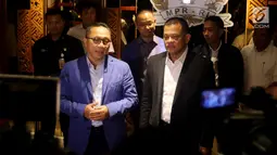 Ketua MPR Zulkifli Hasan memberikan keterangan seusai bertemu Mantan Panglima TNI Jenderal (Purn) Gatot Nurmantyo di Kompleks Parlemen, Senayan, Jakarta, Selasa (8/5). Pertemuan itu untuk membahas situasi menjelang Pilpres 2019. (Liputan6.com/Johan Tallo)