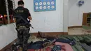 Petugas memeriksa sebuah masjid setelah serangan granat di Zamboanga, Filipina, Rabu (30/1). Insiden ini terjadi tiga hari setelah pengeboman di sebuah gereja di Jolo yang menewaskan 20 orang. (WESMINCOM Armed Forces of the Philippines via AP)