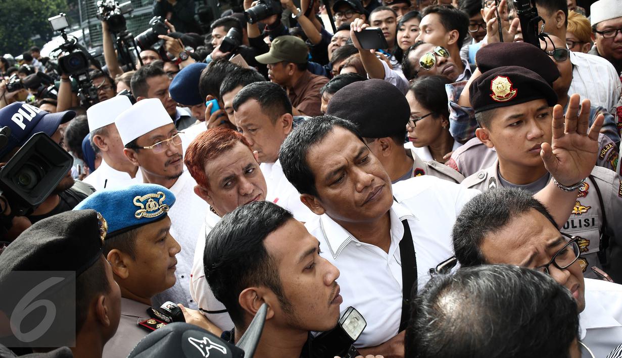 Sejumlah masyarakat berdesakan untuk memasuki  Pengadilan Negeri (PN) Jakarta Utara, Selasa (13/12). Mereka berebut masuk ke ruang sidang perdana Basuki Tjahaja Purnama (Ahok) yang berkapasitas maksimal 80 orang. (Liputan6.com/Faizal Fanani)