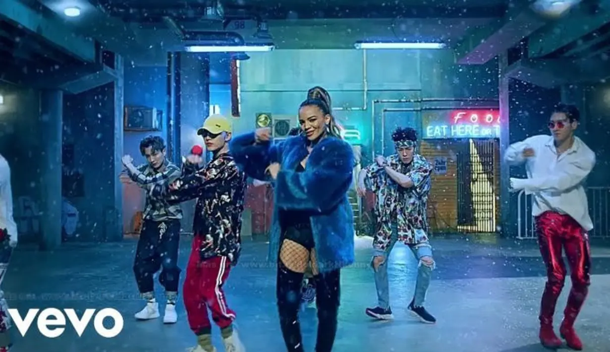 Dalam MV Lo Siento, para personel Super Junior mengenakan pakaian berkonsep latin yang warna-warni. Mereka dan Leslie Grace terlihat begitu energik saat menari. (Foto: goodmomusic.net)