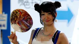 Seorang model tersenyum saat mempromosikan produknya dalam Tokyo Game Show 2016 di Chiba, Tokyo, Jepang, (15/9). Sederet model seksi turut meramaikan acara para maniak games ini. (REUTERS/Kim Kyung-Hoon)