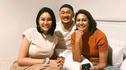 Aura positif Nikita Mirzani juga terlihat saat bertemu dengan Hanung Bramantyo dan Raihaanun. Diketahui, Niki menjadi executive producer yang dibantu oleh Hanung dalam pembuatan film Beautiful Pain. Memproduseri sebuah film merupakan pengalaman baru dan salah satu mimpi terbesar bagi ibu tiga anak itu. (Liputan6.com/IG/@nikitamirzanimawardi_172)