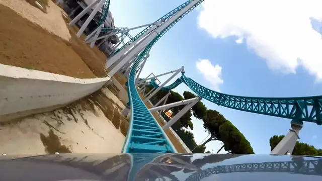 Sebuah taman bermain Cinecitta World di Italia menyuguhkan roller coaster bagi mereka yang bernyali cukup. 