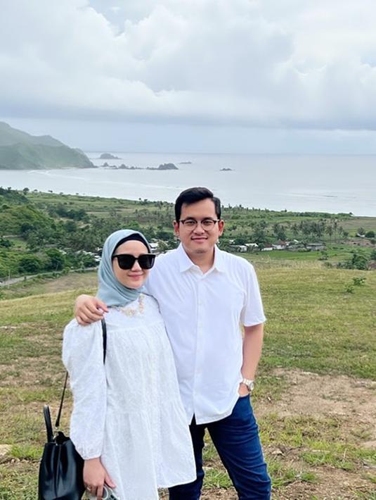 Setelah menikah, Jessica Anastasya dan suami kian lengket saja. Keduanya juga selalu pamer kekompakan seperti memakai baju yang sama. Tak heran netizen selalu baper melihat kebersamaan mereka berdua. (Liputan6.com/IG/jessicaanastasya20)