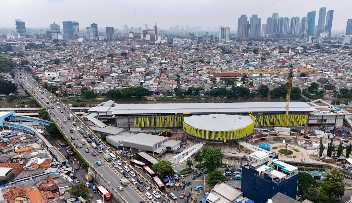 Foto dari udara memperlihatkan suasana pembangunan pengembangan Stasiun Tanah Abang di Jakarta, Selasa (4/2/2025). (merdeka.com/Arie Basuki)