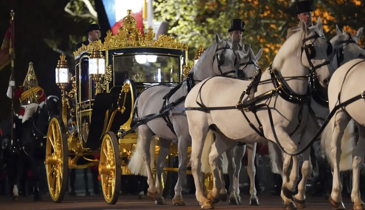 The Diamond Jubilee State Coach memimpin prosesi di dekat Istana Buckingham di pusat kota London, Selasa, 2 Mei 2023, saat gladi bersih penobatan Raja Charles III, yang akan berlangsung di Westminster Abbey pada 6 Mei mendatang. (James Manning/PA via AP)