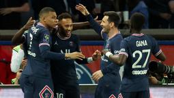 PSG yang unggul 12 poin dari Marseille menurunkan formasi terbaiknya, termasuk Trio MNM, Lionel Messi, Neymar dan Kylian Mbappe. (AFP/Thomas Coex)