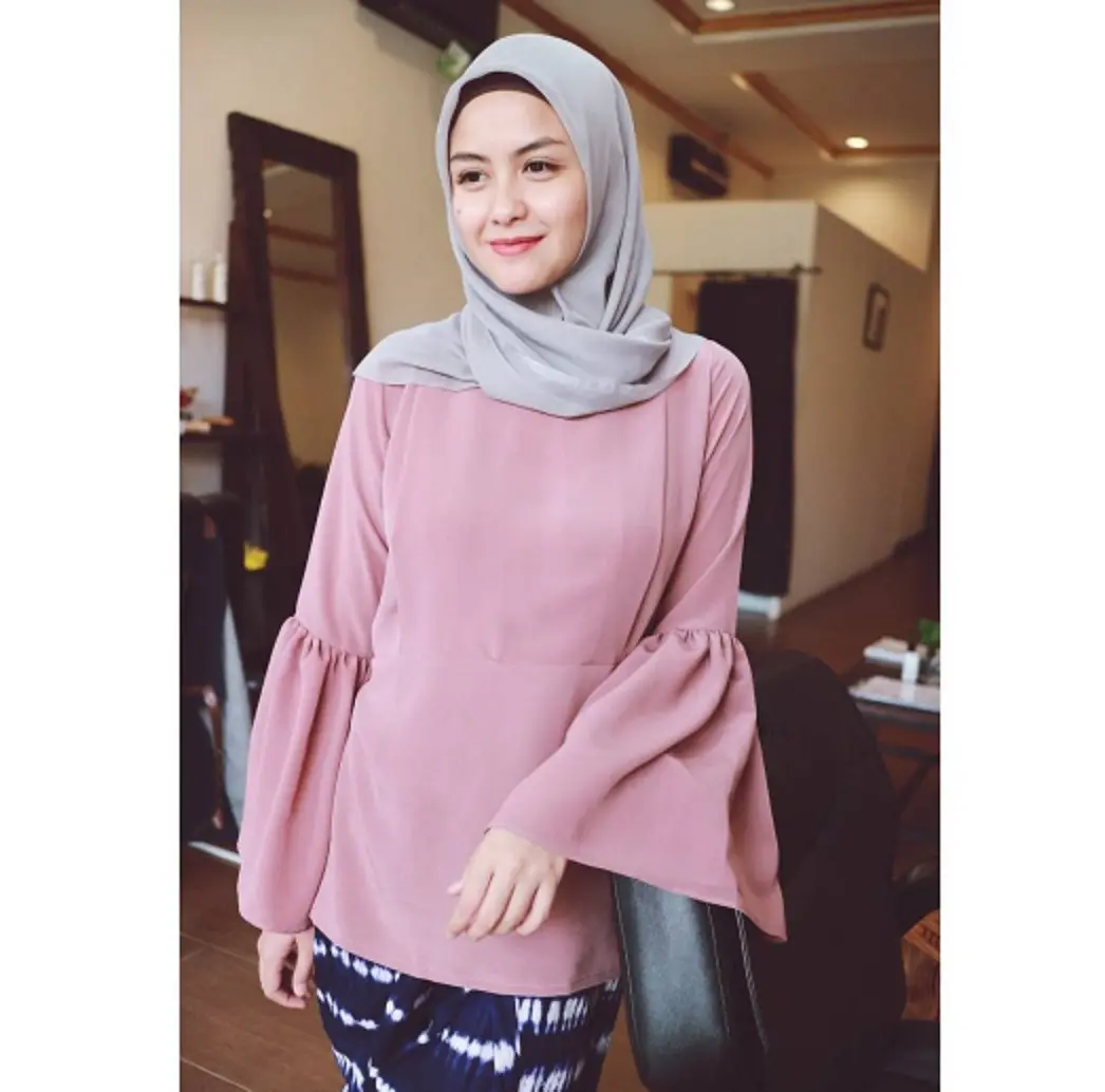 Paduan warna busana dan hijab, mempercantik penampilan Revalina S Temat. (Instagram @vatemat)