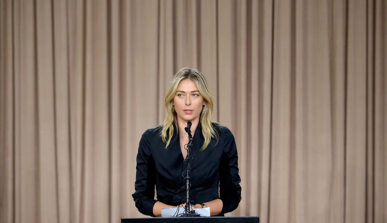 Mantan petenis putri nomor satu dunia, Maria Sharapova, terbukti menggunakan doping di ajang Australia Terbuka 2016. Berdasarkan hasil tes, Sharapova positif mengonsumsi meldonium, obat yang dapat meningkatkan stamina. (Getty Images/AFP/Kevork Djansezian)