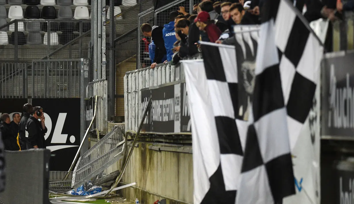 Pembatas tribun stadion yang roboh pada laga Ligue 1 antara Amiens melawan Lille LOSC  di Licorne stadium, Amiens, (30/9/2017). Laga tersebut akhirnya ditunda. (AFP/Francois Lo Presti)