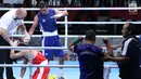 Petinju putra Indonesia, Sunan Agung Amoragam (kaus merah) usai melawan Mirazizbek Mirzakhalilov (Uzbekistan) pada semifinal bantam 56kg putra Asian Games 2018 di JIEXPO Kemayoran, Jumat (31/8). Amoragam kalah 0-5. (Liputan6.com/Helmi Fithriansyah)