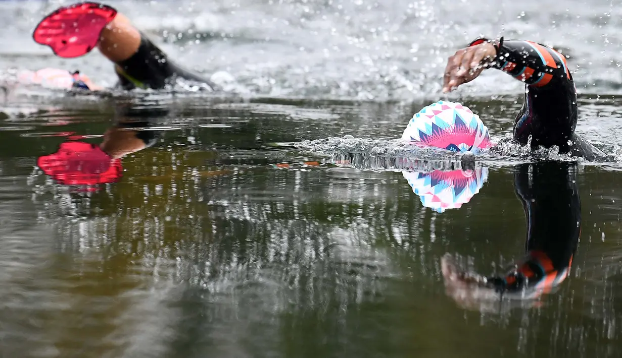 Theo Curin (Kiri), perenang dengan amputasi empat anggota badan dan Malia Metella (kanan), wakil juara Olimpiade gaya bebas 50m di Olimpiade Athena mengikuti pelatihan perairan terbuka di air 12 derajat celcius, di Compiegne pada 23 Oktober 2020. (FRANCK FIFE/AFP)
