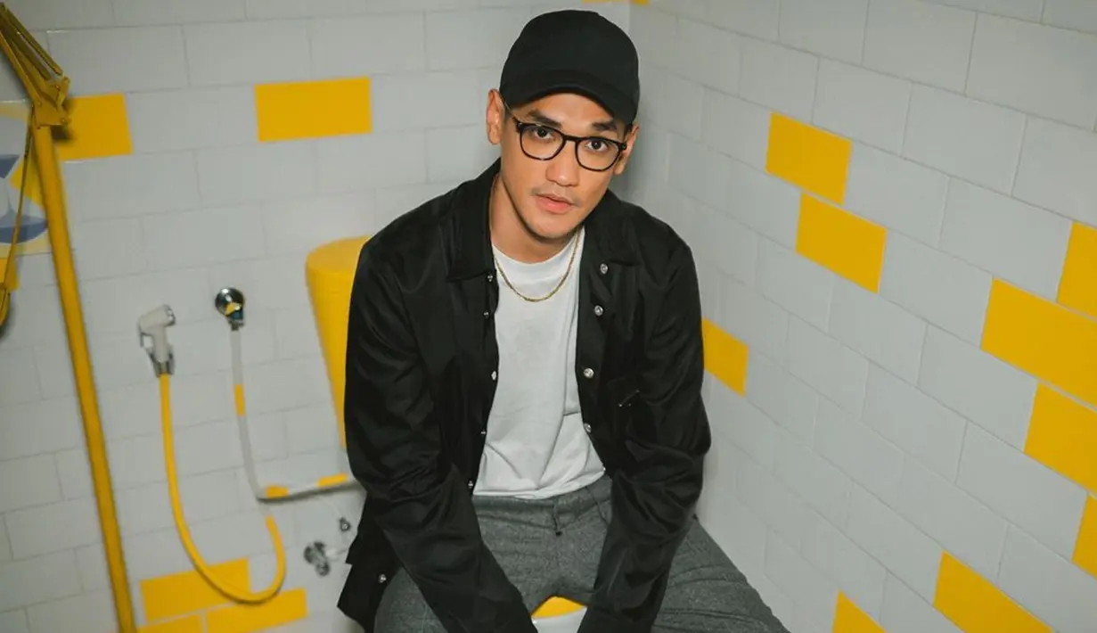 Melalui akun Instagram pribadinya, Afgan sendiri cukup sering terlihat tampil dengan gaya busana casual. Penampilannya yang menggunakan outer berwarna hitam senada dengan topi dan kaus polos ini juga tetap membuatnya terlihat stylish. (Liputan6.com/IG/@afgansyah.reza)