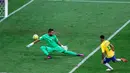 Aksi penyerang Brasil, Neymar berhasil membobol gawang kiper Sergio Romero saat pertandingan Kualifikasi Piala Dunia 2018, di stadion Mineirao, Belo Horizonte, Brasil (10/11). Brasil berhasil taklukan Argentina dengan skor 3-0. (Reuters/Ricardo Moraes)