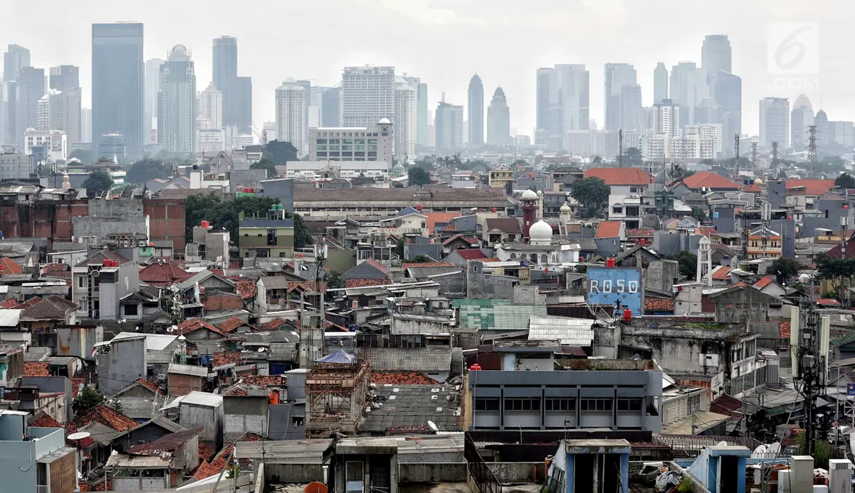 Pemandangan pemukiman padat penduduk dengan latar gedung bertingkat di Jakarta Pusat, Kamis (31/1). Populasi penduduk Jakarta yang mencapai 35,6 juta jiwa diperkirakan akan bertambah 4,1 juta orang antara 2017-2030. (Liputan6.com/Faizal Fanani)