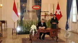 Menteri Luar Negeri Swiss Didier Burkhalter saat berkunjung ke Indonesia bertemu MenluRetno L.P. Marsudi, Jakarta, Senin (16/3/2015). Keduanya bertemu untuk membahas berbagai isu bilateral antar kedua negara. (Liputan6.com/Johan Tallo) 