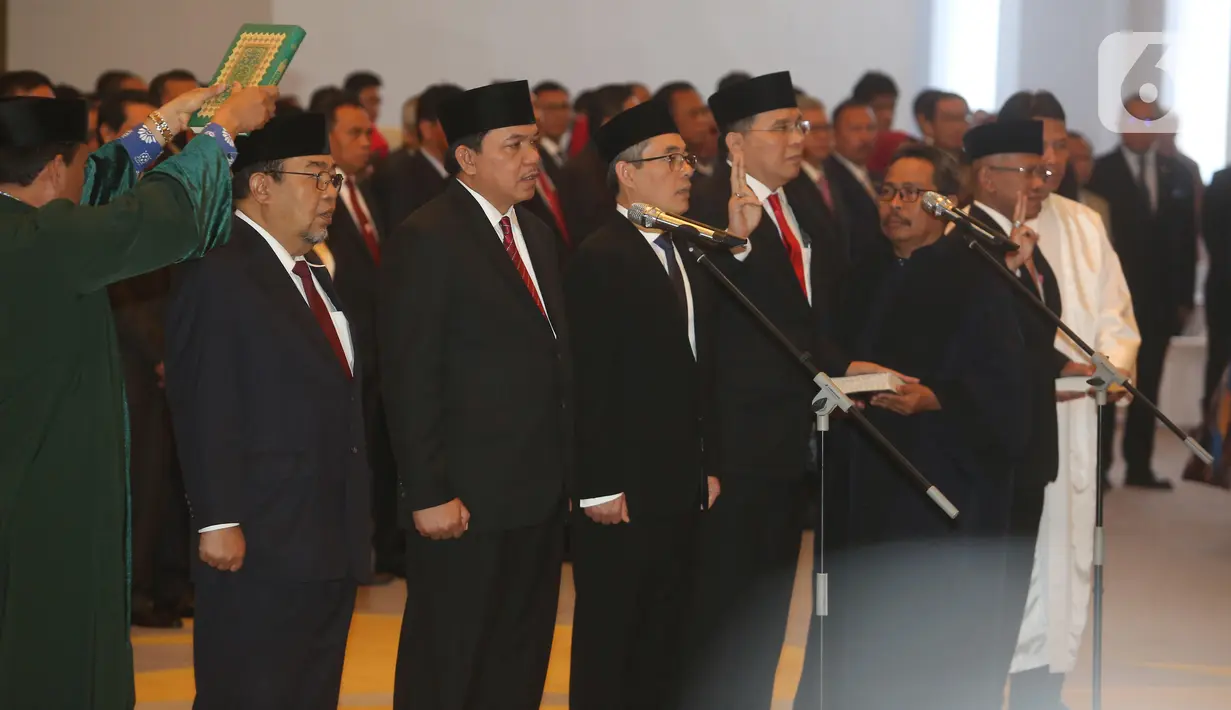 Lima Anggota Badan Pemeriksa Keuangan (BPK) periode 2019-2024, Pius Lustrilanang, Daniel Lumban Tobing, Hendra Susanto, Ahsanul Qosasi dan Harry Azhar Azis mengucapkan sumpah jabatan yang dipimpin Ketua MA, Hatta Ali di Gedung Mahkamah Agung, Jakarta, Kamis (17/10/2019). (Liputan6.com/Angga Yuniar)