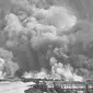 Awan asap di atas Bombay setelah ledakan pertama di atas kapal Fort Stikine (Wikipedia)