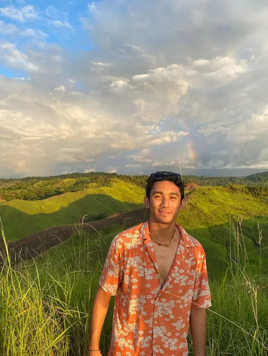 Luwes dan tidak perlu banyak belajar. Daffa Wardhana terjun menjadi artis dengan mudah karena kemampuannya yang mumpuni. (FOTO: instagram.com/daffawardhana/)