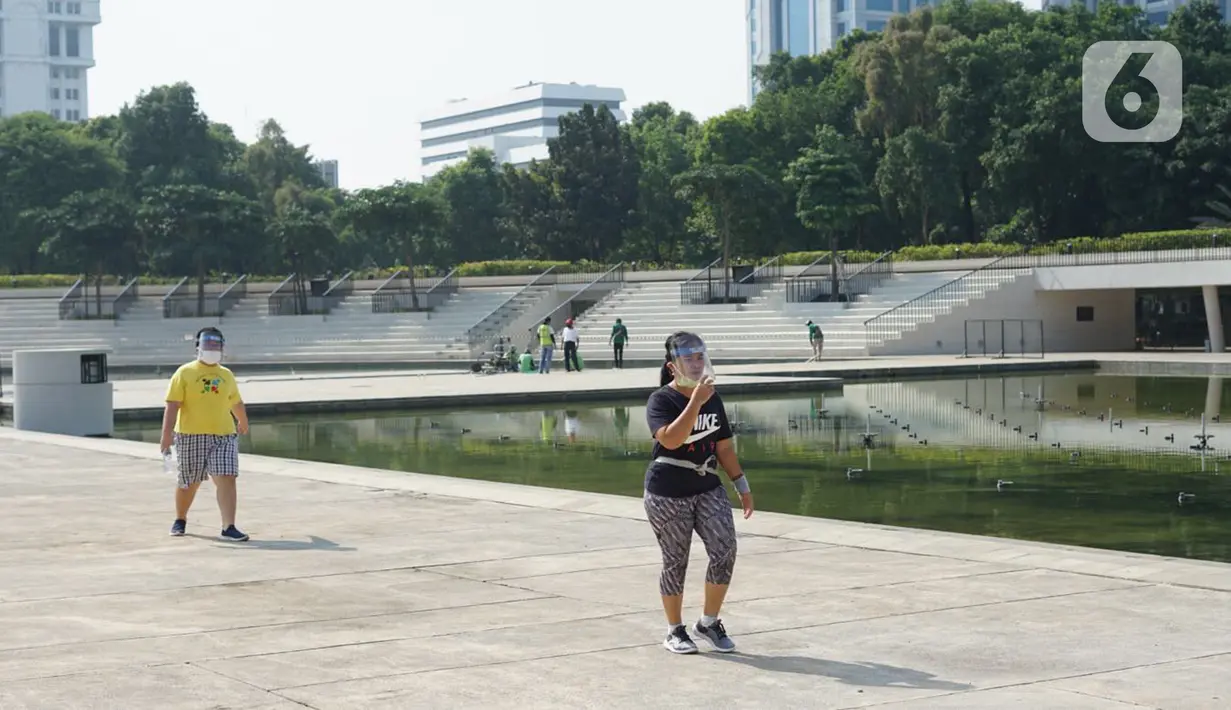 Warga beraktivitas di sekitar Taman Lapangan Banteng, Jakarta Pusat, Sabtu (13/6/2020). Mulai hari ini, Taman Lapangan Banteng kembali dibuka untuk umum namun jumlah pengunjung tetap dibatasi sebanyak 200 orang setiap pagi dan sore hari. (Liputan6.com/Immanuel Antonius)