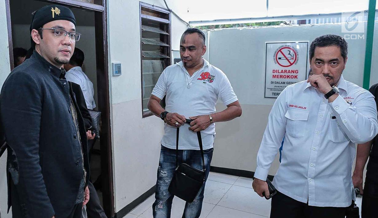 Sandy Tumiwa (kiri) saat menghadiri mediasi di Pengadilan Negeri Jakarta Selatan, Kamis (1/3). Mediasi kedua yang dilakukan Tessa Kaunang dan Sandy Tumiwa pada Kamis (1/3/2018) berjalan lebih baik dari proses sebelumnya. (Liputan6.com/Pool/Adrian)