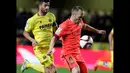 Gelandang Barcelona, Andres Iniesta (kanan) berusaha mengontrol bola dari hadangan bek Mateo Musacchio pada semifinal Copa del Rey di stadion Madrigal Villarreal , Spanyol, Rabu (4/3/2015). Barcelona Menang 3-1 atas Villarreal. (Reuters/Heino Kalis)