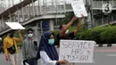Penjual jasa perbaikan telepon genggam menawarkan jasa di pinggir jalan Mayjen Sutoyo depan Mall Pusat Grosir Cililitan (PGC), Jakarta, Rabu (14/7/2021). Imbas dari penutupan Mall PGC selama PPKM Darurat Jawa-Bali, mereka terpaksa menawarkan jasa di pinggir jalan. (Liputan6.com/Helmi Fithriansyah)