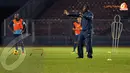 Pelatih Timnas Indonesia, Jacksen F Tiago terlihat memberikan instruksi langsung kepada anak didiknya dalam sesi latihan jelang laga lawan Kirgizstan (Liputan6.com/Helmi Fithriansyah)