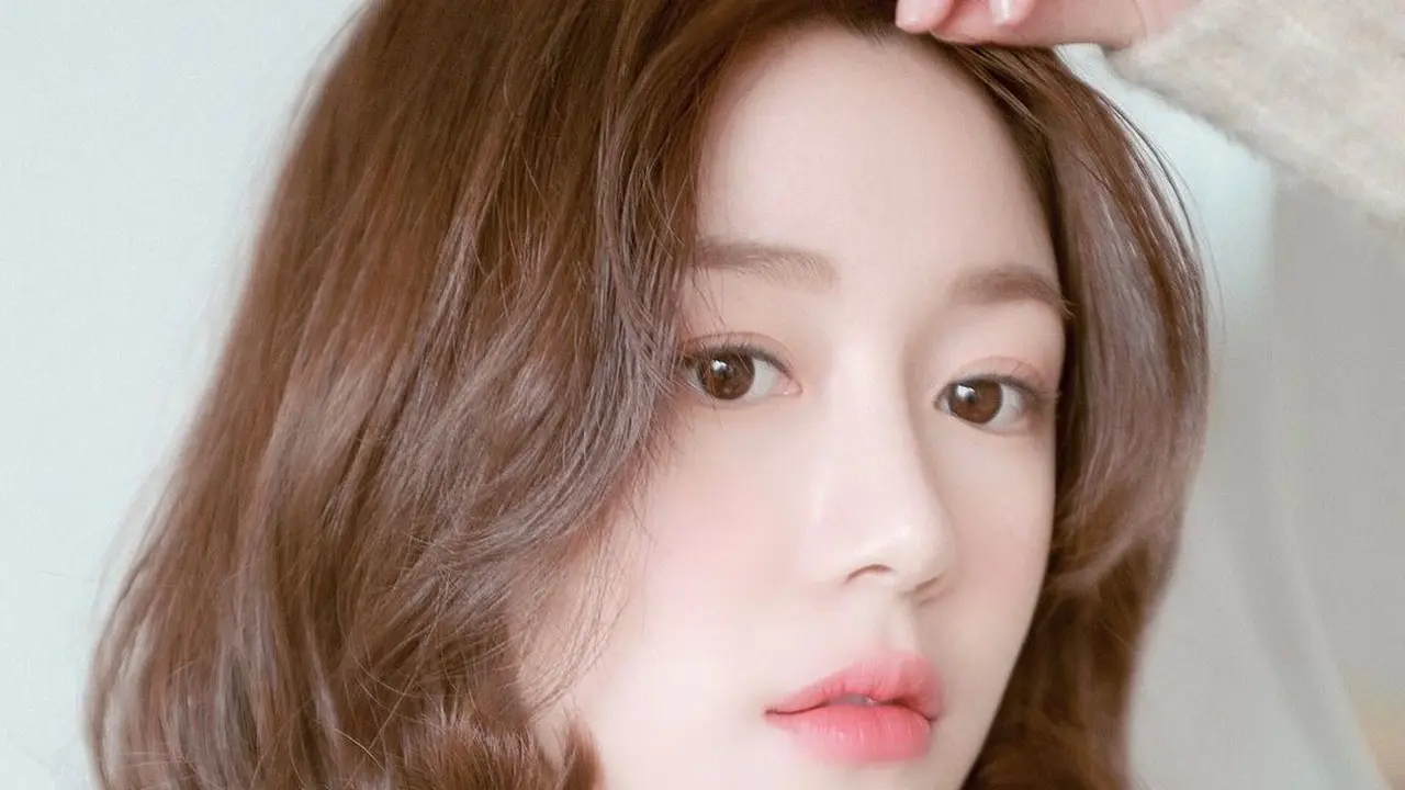 8 Pesona Cantik Calon Istri Lee Seung Gi, Lee Da In dengan Berbagai Gaya Rambut