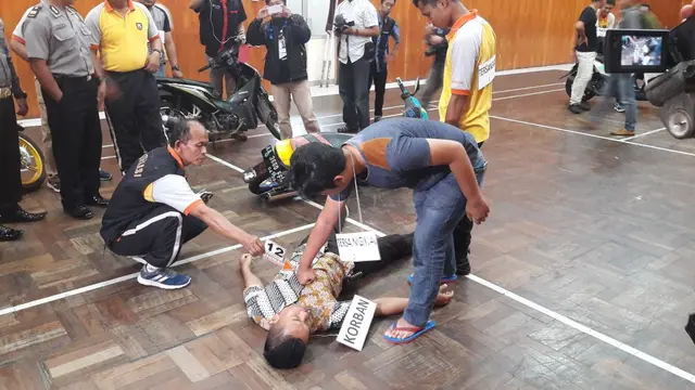 Pelaku S memukul dada korban yang saat itu sudah jatuh terbaring di aspal. (Foto: Liputan6.com/Polres Wonosobo/Muhamad Ridlo)