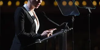 Belum lama muncul dengan kabar  perceraiannya, Scarlett Johanson kini tampil dengan hadir di kegiatan sosial. Datang ke acara amFAR’s annual New York gala merupakan tampilan pertama Johansson tanpa Romain Dauriac. (AFP/Bintang.com)