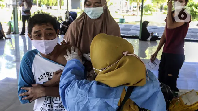 FOTO: Antusiasme Warga Ikuti Vaksinasi Booster COVID-19 untuk Mudik Lebaran