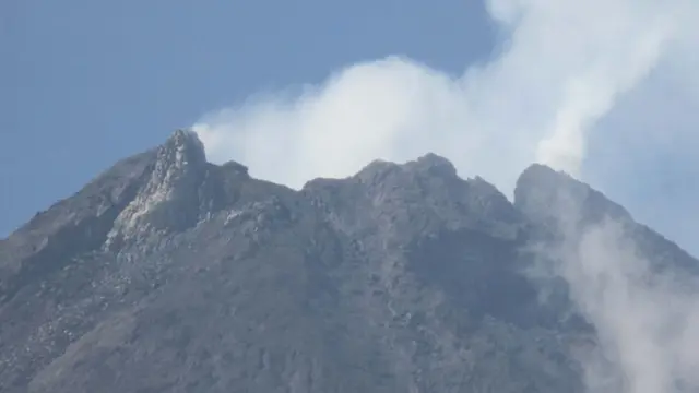 Warga Perbaiki Jalur Evakuasi di Lereng Merapi