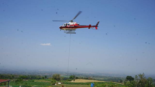 Water bombing untuk memadamkan karhutla di Gunung Lawu. (Dian Kurniawan/Liputan6.com)
