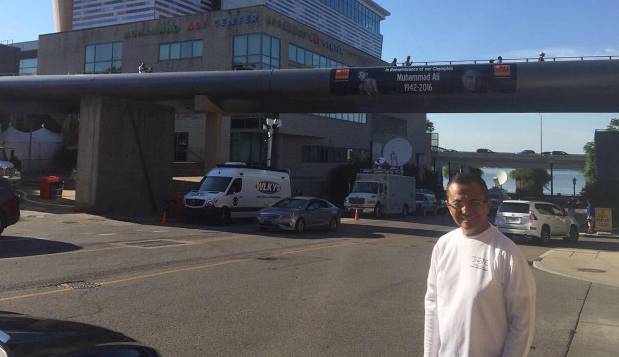 Mantan Menteri BUMN Dahlan Iskan memposting foto ketika dirinya berpose di Muhammad Ali Center. Dahlan Iskan membagikan ceritanya tentang momen bersejarah itu lewat media sosial. (twitter.com/iskan_dahlan)