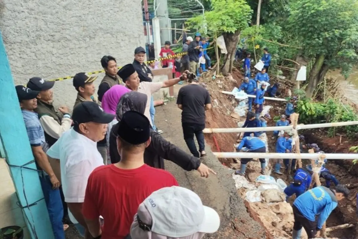 Pemerintah Kota Jakarta Barat (Pemkot Jakbar) menanggulangi longsor di Jalan Jafar RT 006/RW 01 Kelurahan Kembangan Selatan, Kembangan.