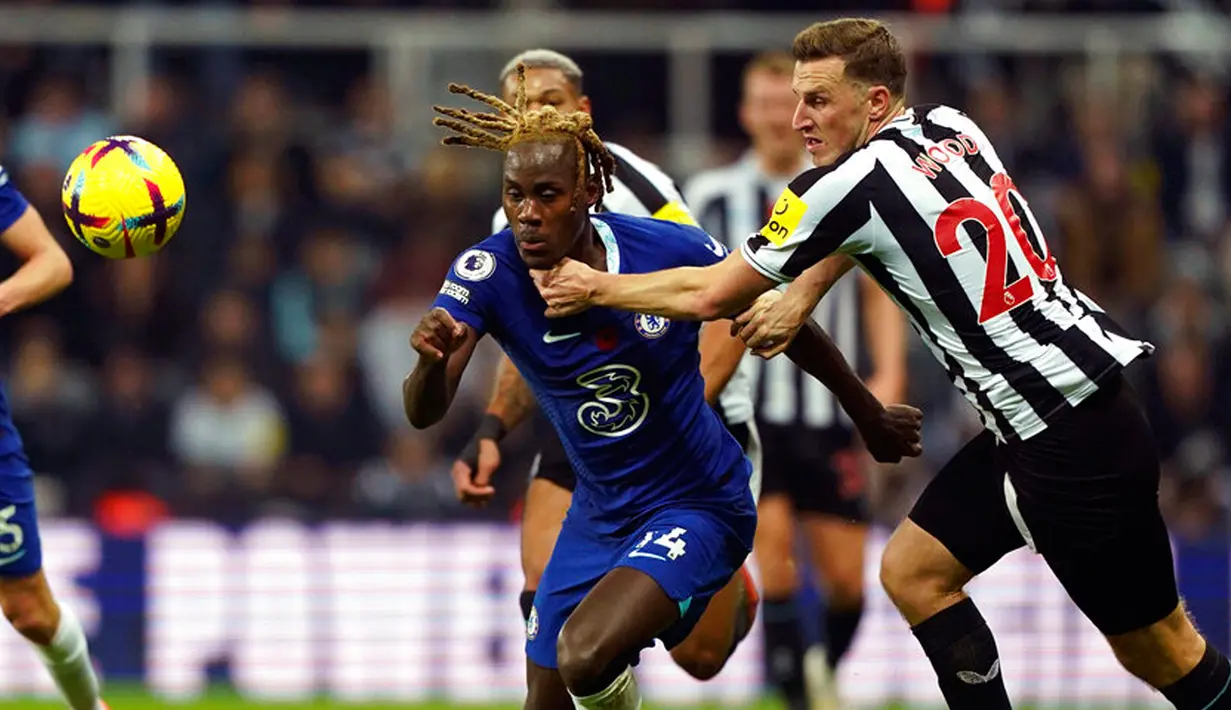 Pemain Chelsea Trevoh Chalobah ditekel oleh pemain Newcastle United Chris Wood pada pertandingan Liga Inggris di St. James' Park, Newcastle, Inggris, 12 November 2022. Newcastle United mengalahkan Chelsea dengan skor 1-0. (Owen Humphreys/PA via AP)