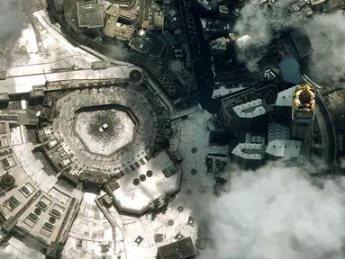 Gambar satelit yang dirilis Airbus Defense and Space menunjukkan pemandangan Masjidil Haram di Makkah, Arab Saudi, Senin (12/8/2019). Masjidil Haram adalah sebuah masjid yang berlokasi di pusat Kota Makkah. (AIRBUS DEFENSE AND SPACE/AFP)