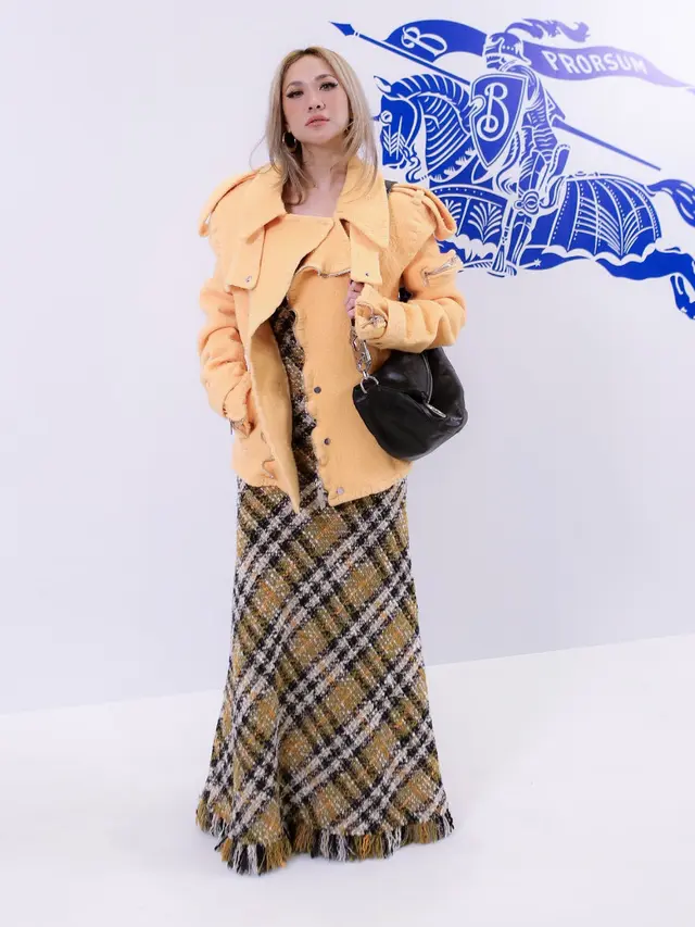 Gaya Artis Kenakan Tas Dari Brand yang Sama. [Daniel Kampua/Fimela]