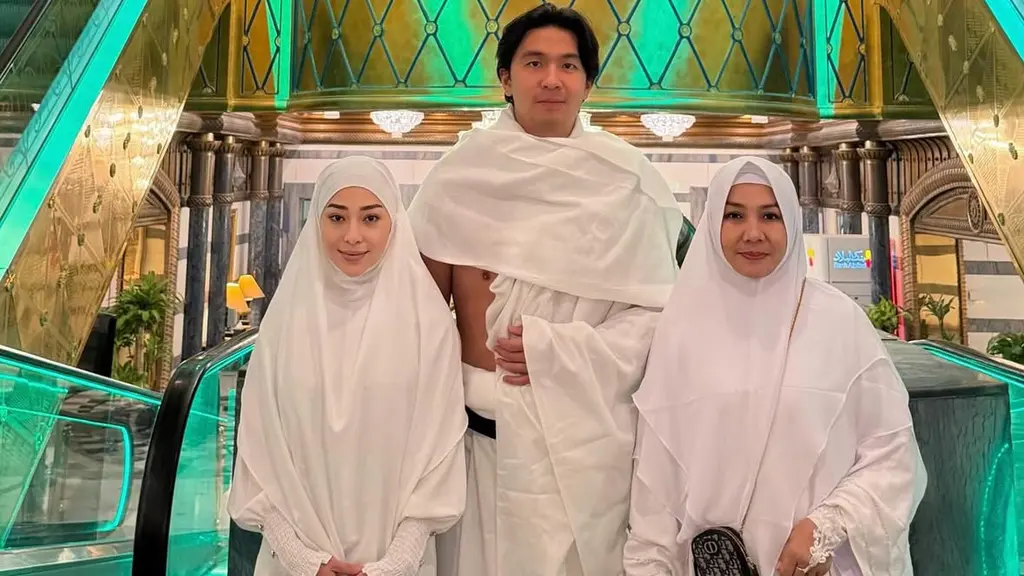 Nikita Willy kali ini menjalankan umrah bersama suami dan ibundanya. Nikita pun tampil dengan abaya putih senada dengan bergo. [@yorafebrina]