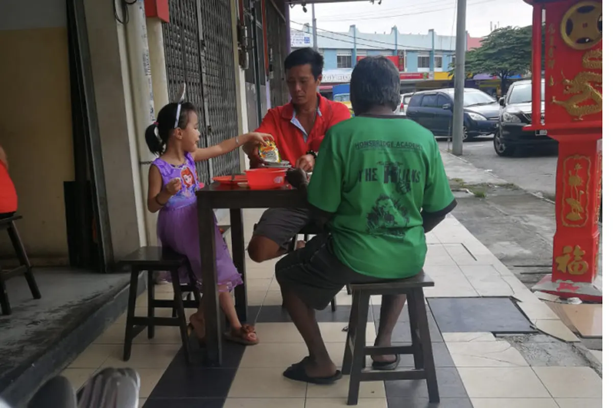 Viral Foto Ayah dan Anak Ajak Gelandangan Makan Bersama