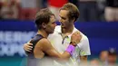 Petenis Rusia, Daniil Medvedev (kanan) memberi selamat kepada Rafael Nadal dari Spanyol setelah dirinya kalah pada babak final AS Terbuka 2019 di New York, Minggu (8/9/2019). Nadal menjadi juara melalui pertarungan lima set 7-5, 6-3, 5-7, 4-6, dan 6-4. (AP Photo/Charles Krupa)