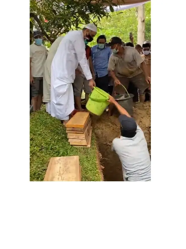 8 Potret Prosesi Pemakaman Syekh Ali Jaber, Diiringi Gema Tahlil